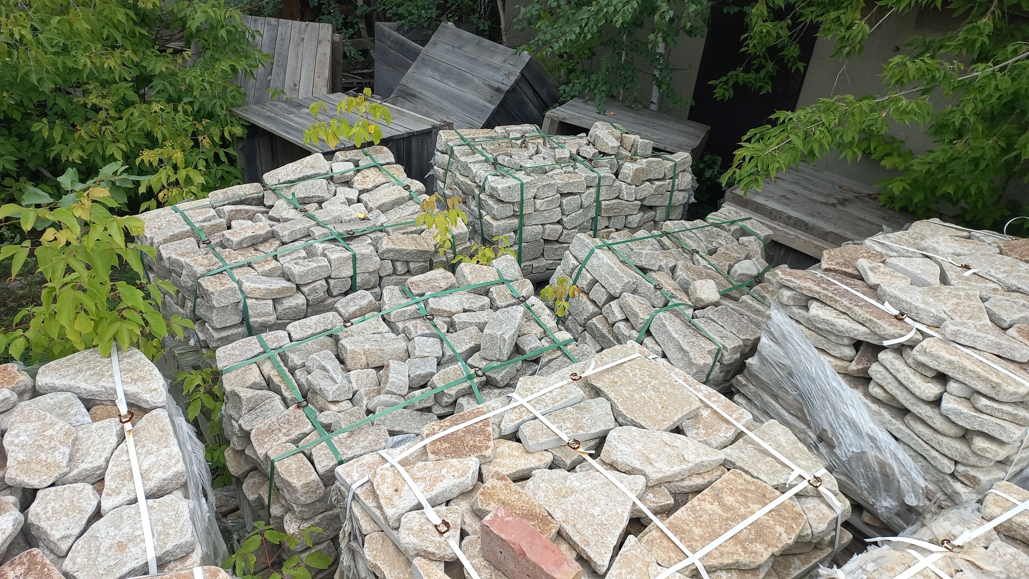 Плитняк галтованный гранитный для ландшафтного дизайна купить в Кусе