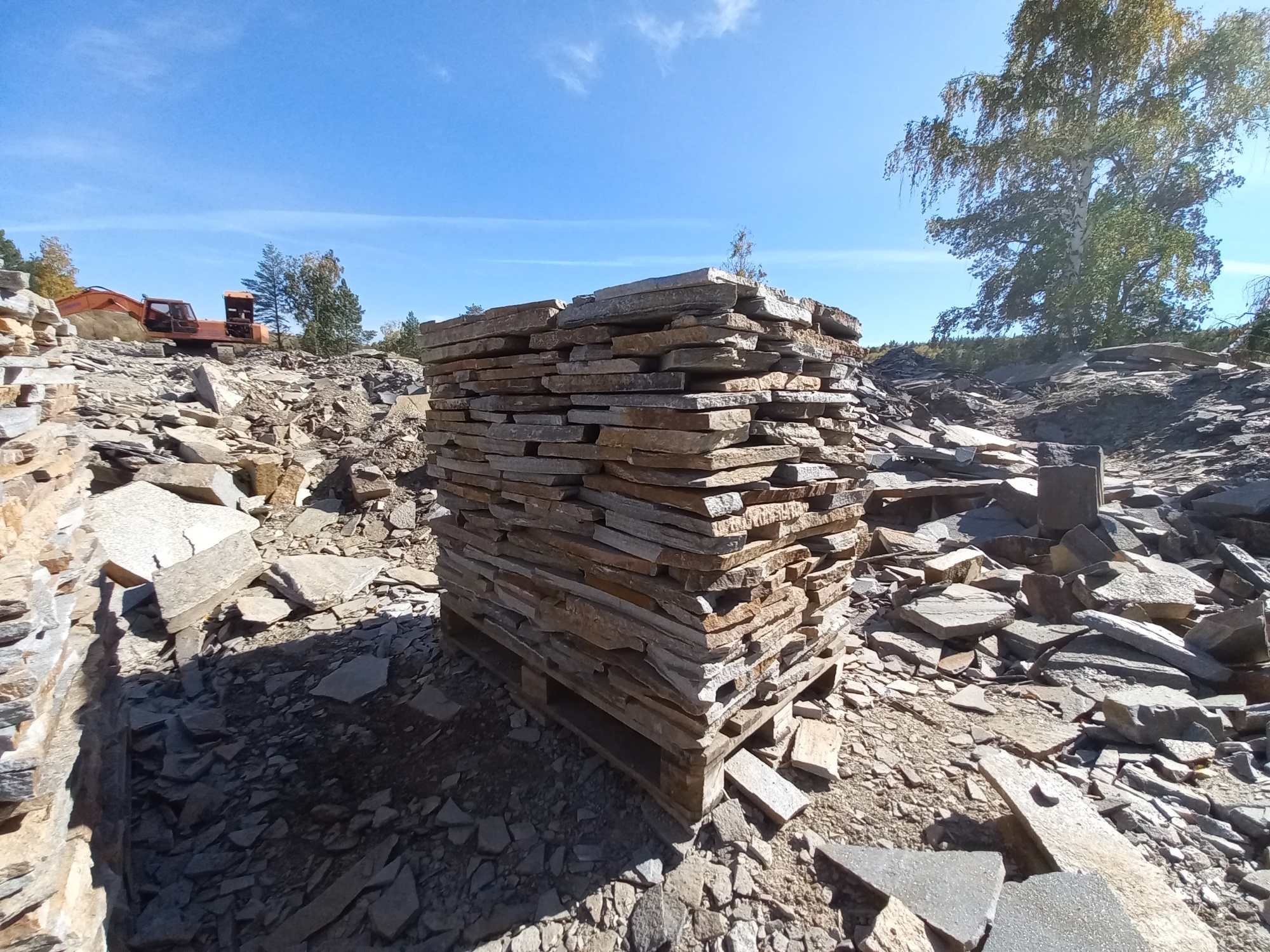 Плитняк златолит серебристый для мощения на бетон купить в Кусе