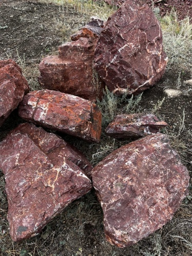 Ландшафтные глыбы красно-фиолетовые 200-1000 килограмм купить в Кусе