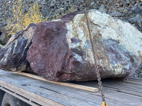 Огромные красно-фиолетовые валуны для ландшафтного дизайна весом более 5 тонн купить в Кусе