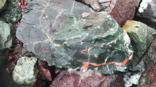 Гигантские зелёные валуны для ландшафтного дизайна весом более 5 тонн купить в Кусе