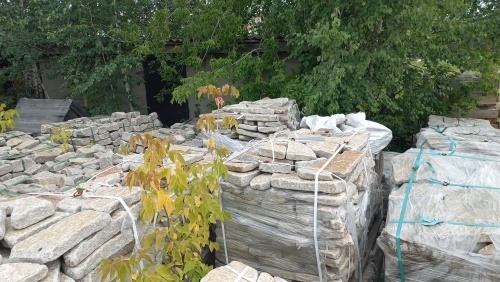 Плитняк галтованный гранитный для ландшафтного дизайна купить в Кусе