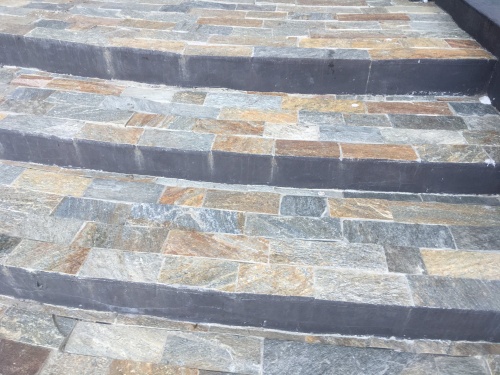 Плитка из Златолита Уральского для лестницы купить в Кусе