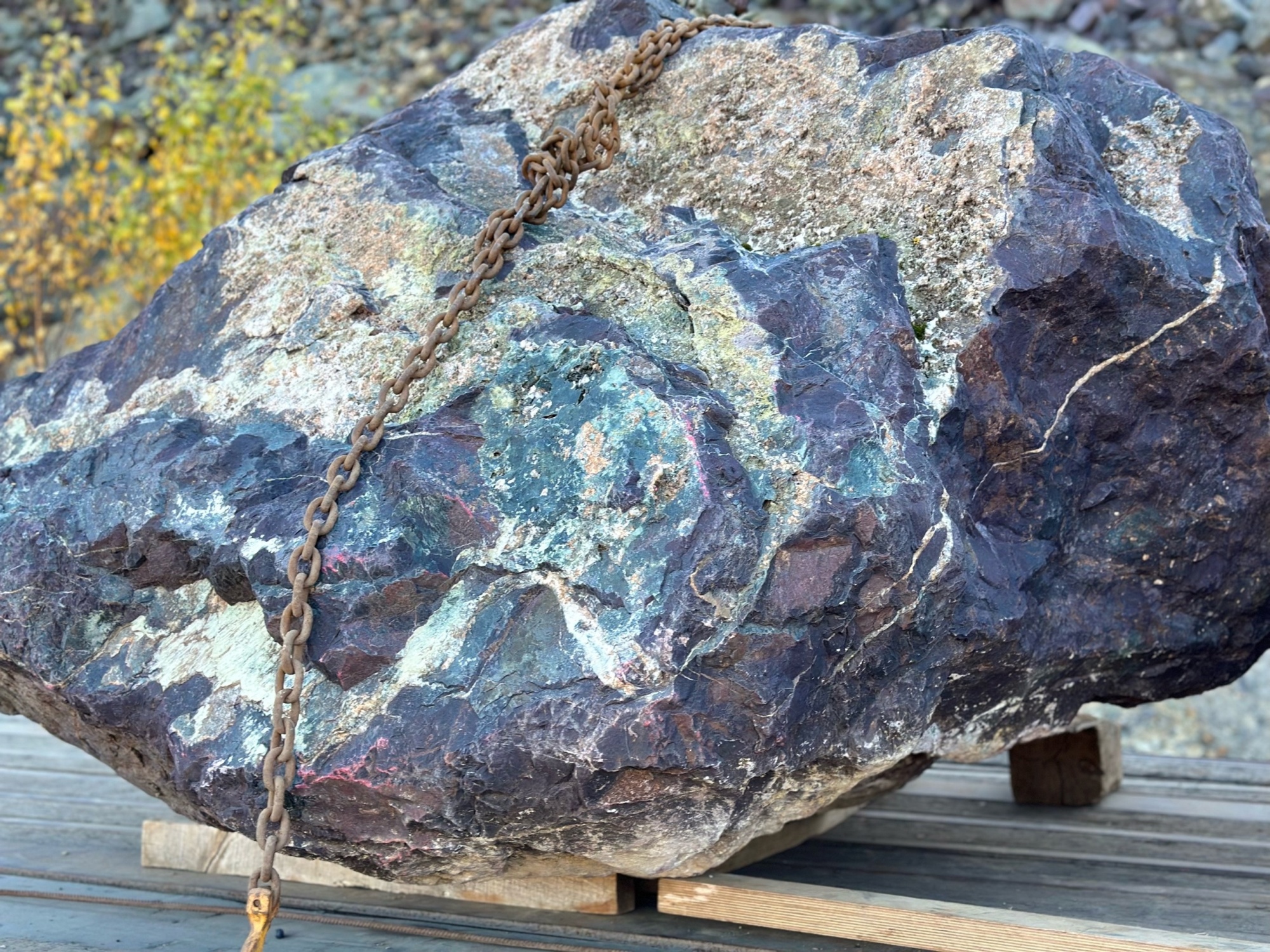 Огромные красно-фиолетовые валуны для ландшафтного дизайна весом более 5 тонн купить в Кусе