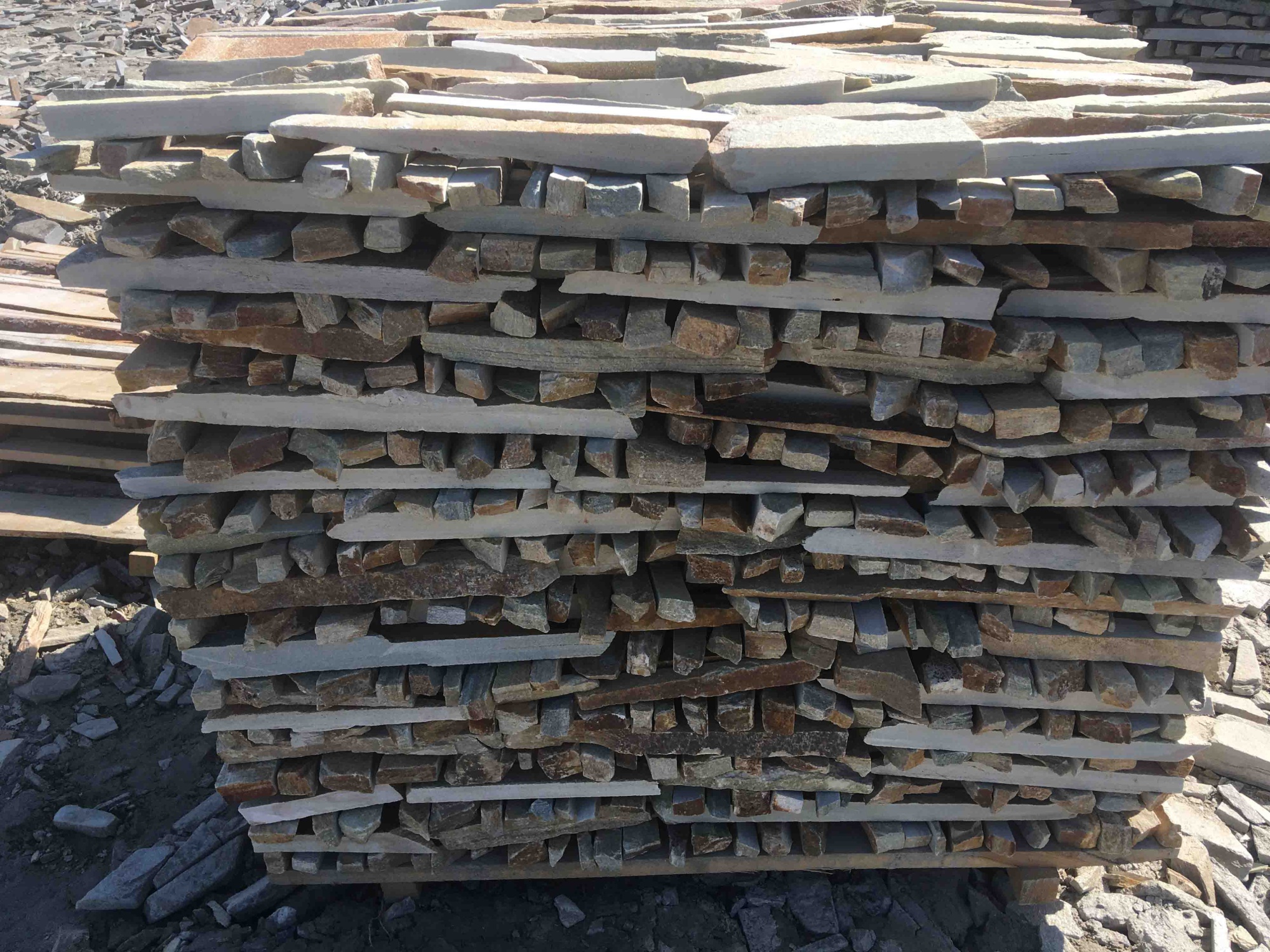 Горбушка златолит золотистый для облицовки купить в Кусе