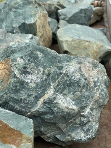 Камни для ландшафтного дизайна зелёные 10-60 килограмм купить в Кусе