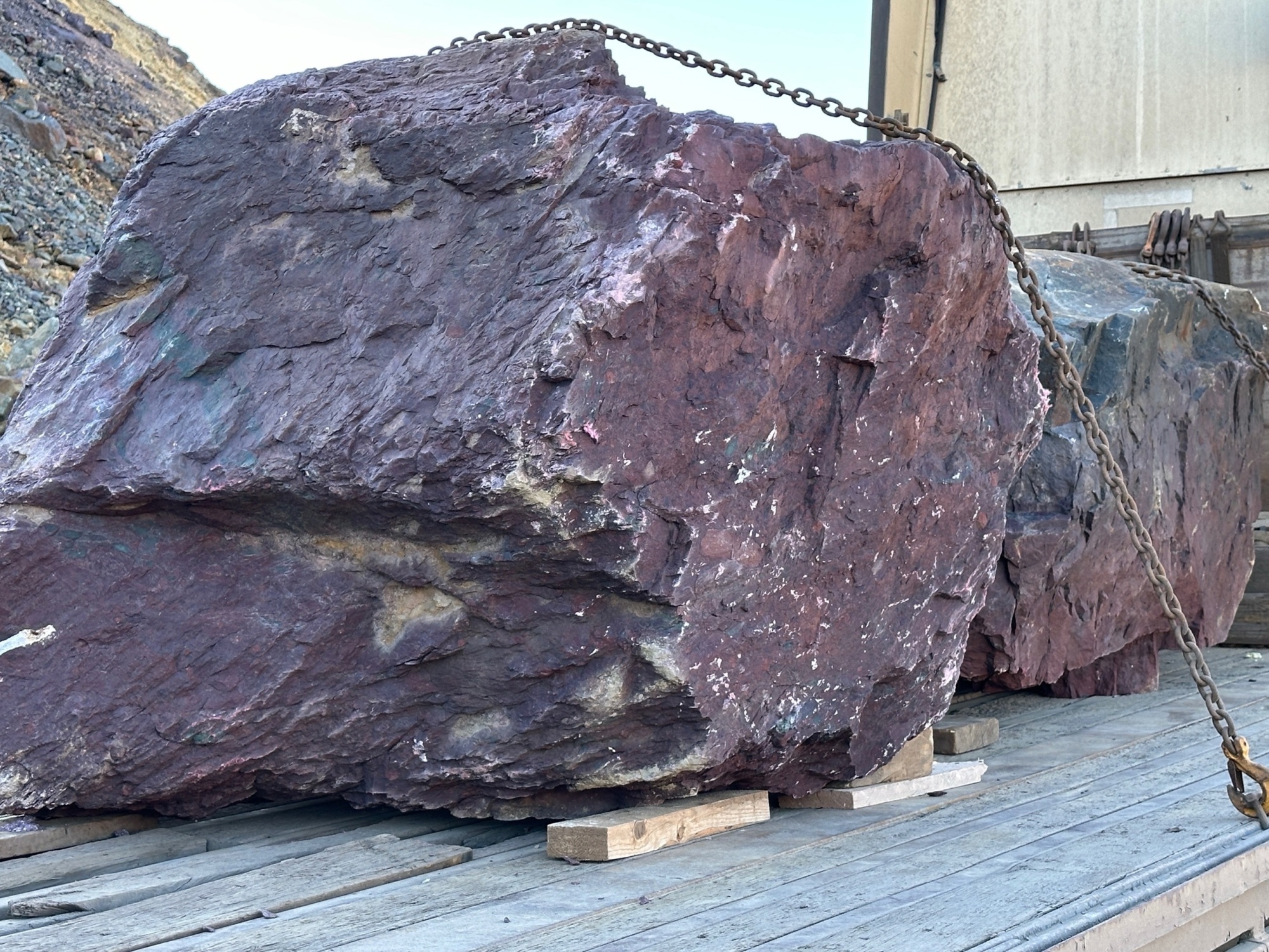 Огромные красно-фиолетовые валуны для ландшафтного дизайна весом более 5 тонн купить в Кусе