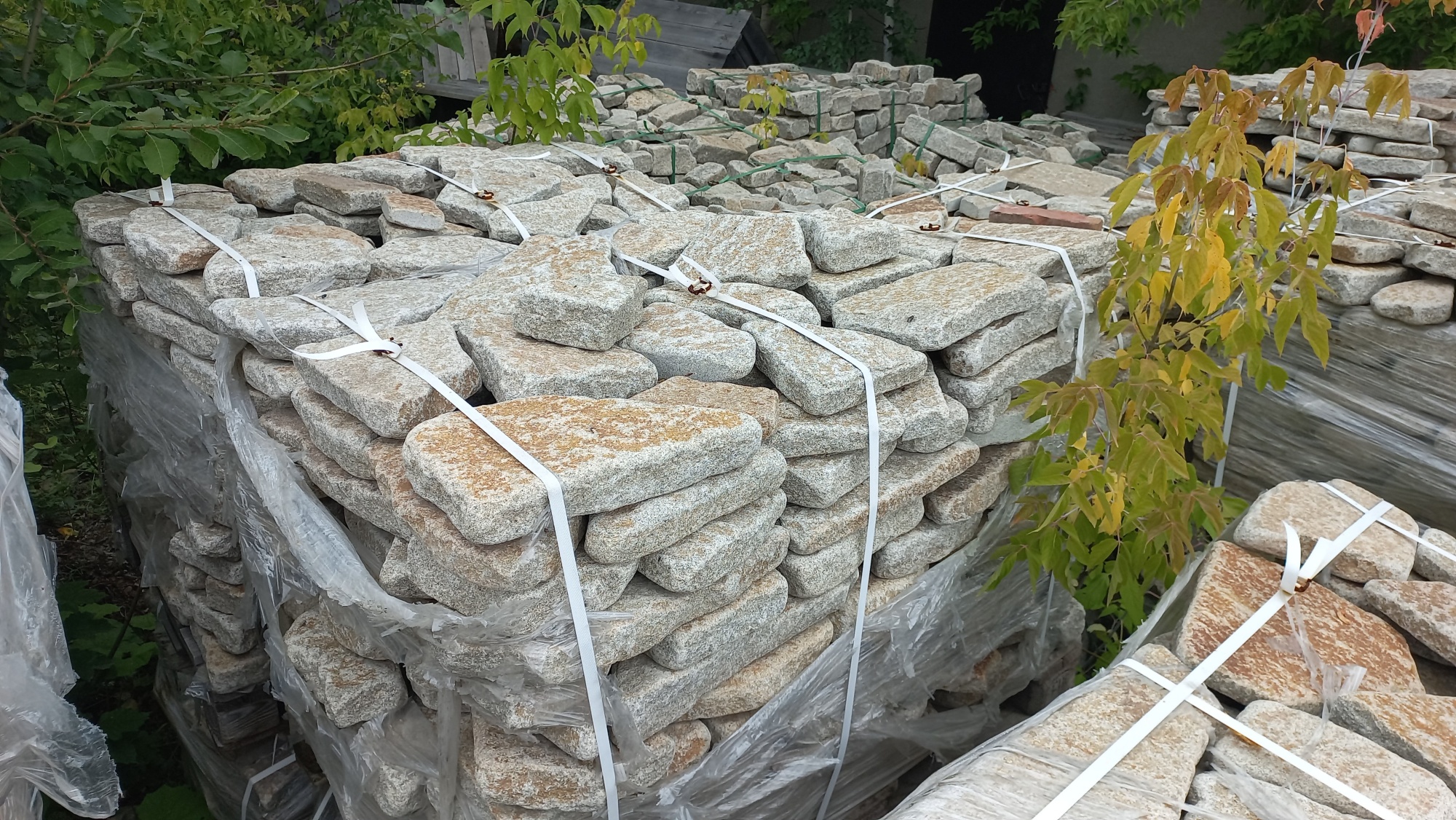 Плитняк галтованный гранитный для ландшафтного дизайна купить в Кусе