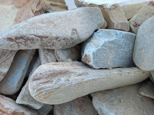 Златолит жёлтый, жёлто-зелёный глыбки и валуны для ланшафтного дизайна купить в Кусе