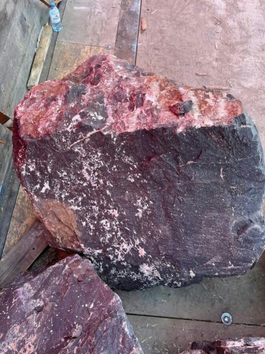 Камни для ландшафтного дизайна красно-фиолетовые 10-60 килограмм купить в Кусе