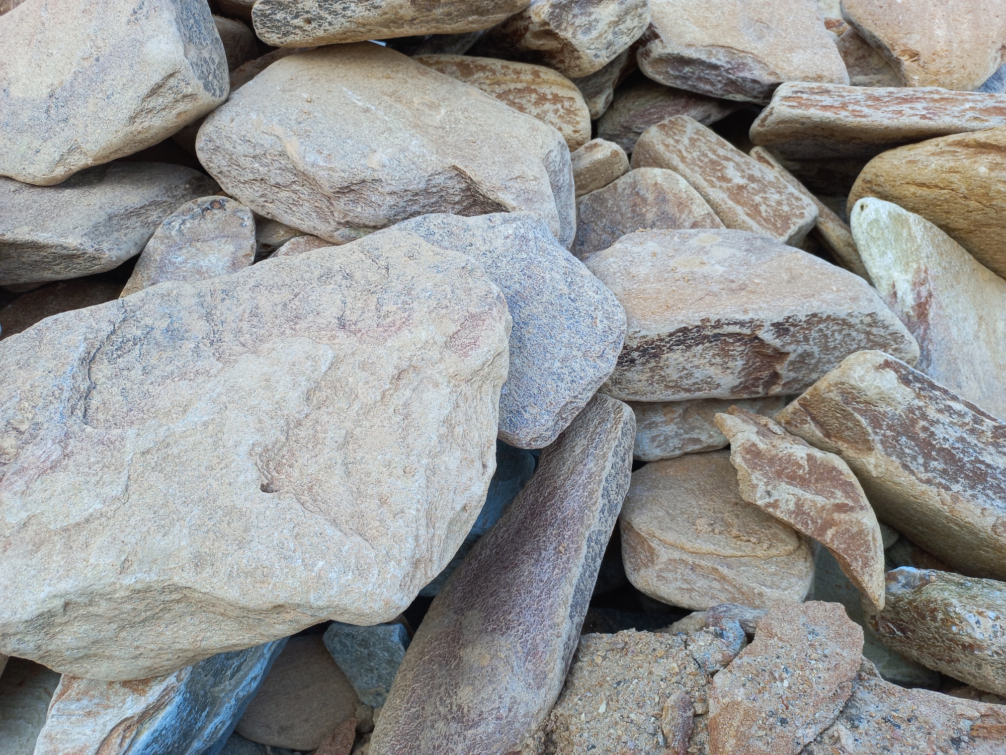 Златолит жёлтый, жёлто-зелёный глыбки и валуны для ланшафтного дизайна купить в Кусе