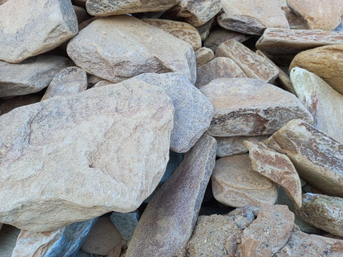 Златолит жёлтый, жёлто-зелёный глыбки и валуны для ланшафтного дизайна купить в Кусе