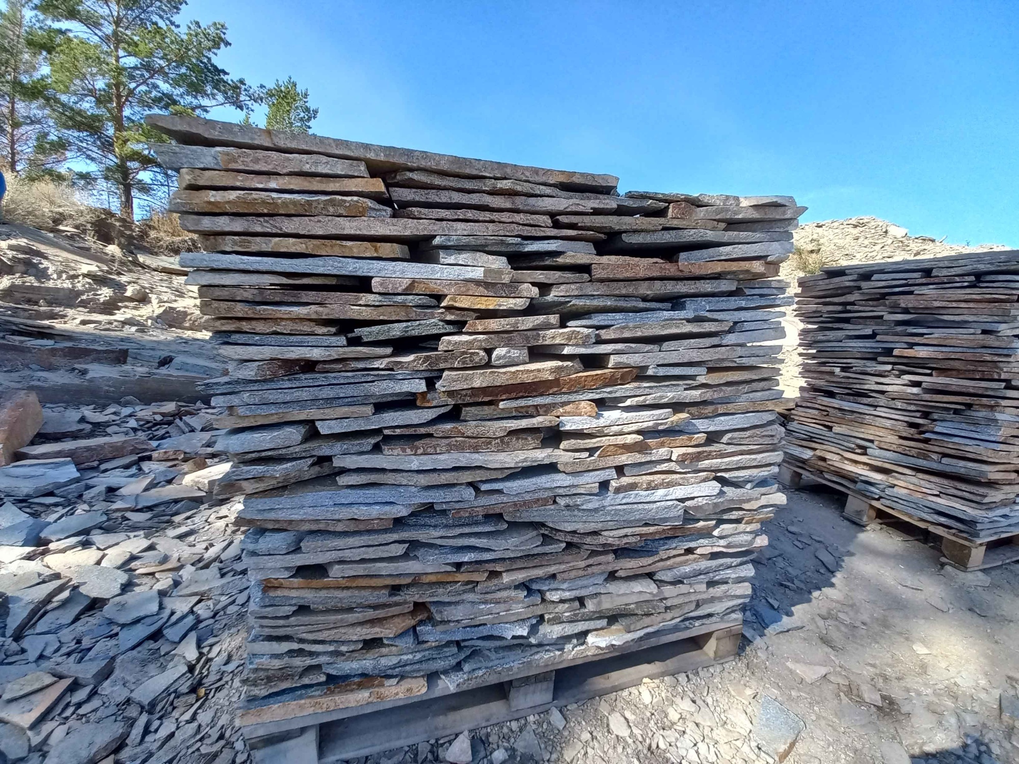 Плитняк златолит серебристый для фасада купить в Кусе