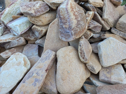 Златолит жёлтый, жёлто-зелёный глыбки и валуны для ланшафтного дизайна купить в Кусе