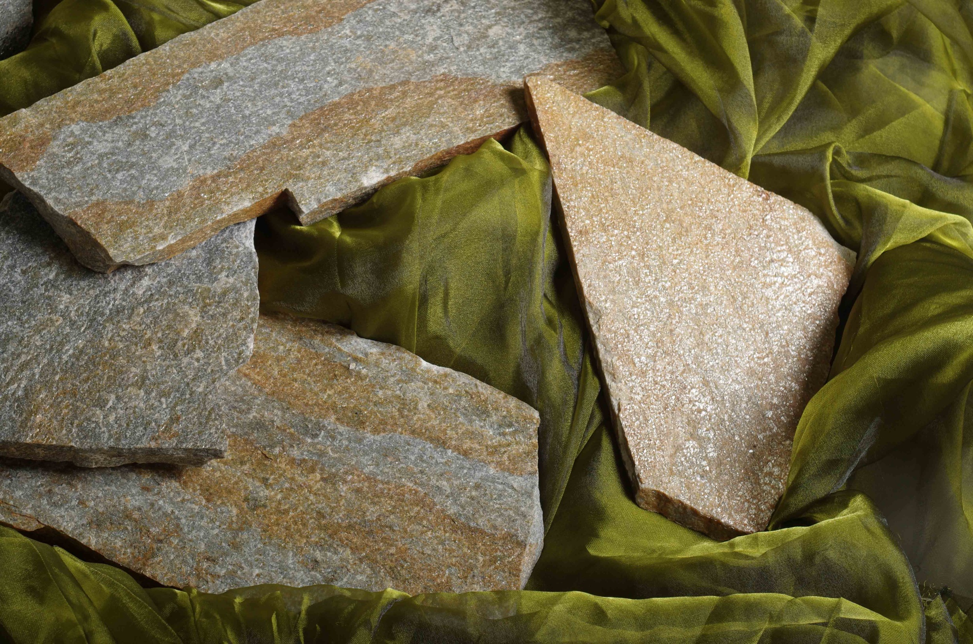 Плитняк златолит Уральский  для фасада купить в Кусе