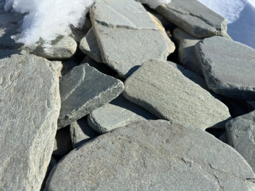 Плитняк златолит зелёный галтованный для цоколя купить в Кусе