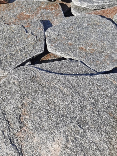 Златолит серебристый галтованный для лестниц купить в Кусе