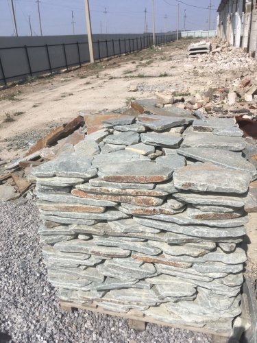 Златолит серебристый галтованный для лестниц купить в Кусе