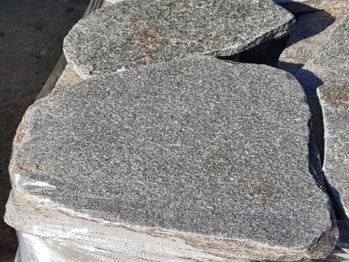 Златолит серебристый галтованный для лестниц купить в Кусе