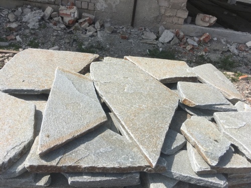 Златолит серебристый галтованный для лестниц купить в Кусе